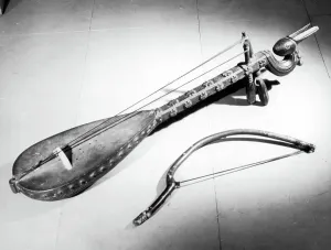 Musical Instrument Still Life Drucke: Ancient stringed instrument with bow