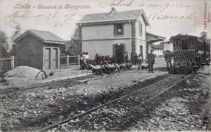 Railway Architecture Drucke: Train and passengers at Mongrando station, province of Biella