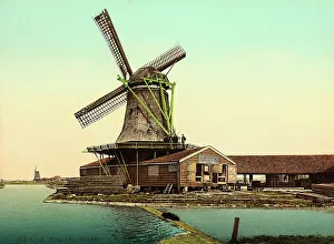 Dutch Windmill Architecture Drucke: A typical Dutch wind-mill