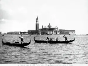 Zwei Gondeln in der Lagune von Venedig, im Hintergrund die Insel San Giorgio mit der gleichnamigen Kirche.