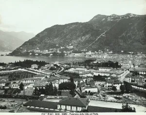 Old Town Harbor Scene Drucke: View of the city of Como, with the harbor in the background