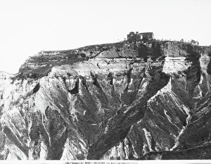 Ansicht der Felswände und der Abtei in Volterra