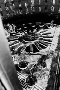 Historic Building Structures Drucke: View of the courtyard of a building