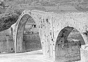 Medieval Bridge Architecture Drucke: View of Devil's Bridge in Borgo a Mozzano