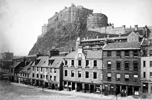 Historic Edinburgh Landmarks Drucke: View of Edinburgh's Castle. In the foreground, faades of some buildings