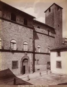 Veduta della facciata di Palazzo Chigi in Viterbo, flankiert von einer mittelalterlichen Turm.