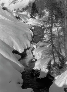 Snowy Mountain View Drucke: View of a mountain landscape with a brook in the foreground