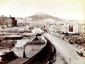 Napoli mit dem Castell von Neapel und des Heiligen Elmo aus gesehen vom langen Quay.
