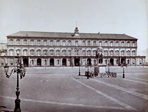 Piazza del Plebiscito in Neapel mit der Statue des berittenen Königs Ferdinand I. von hinten und dem Vordergrund des königlichen Schlosses.