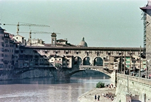 Drucke von Ein Blick auf Ponte Vecchio, den berühmten Brücke in Florenz, die von Menschen und Händlern geschäftig frequentiert wird Brücken Und Aquädukte Drucke: Ansicht von Ponte Vecchio in Florenz