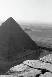 Egyptian Art History Drucke: View of one of the pyramids, Gizah