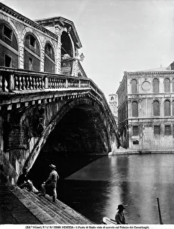 Rialto Bridge Venice Drucke: View of the Rialto Bridge. In the background, the Palazzo dei Camarlenghi