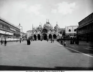 Byzantine Architecture Europe Drucke: View of Saint Mark's Square in Venice