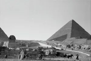 Egyptian Mythology Figures Drucke: View of the Sphinx and the Pyramids of Gizah
