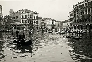 Gondola Transportation Drucke: View of Venice during a regata