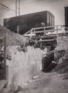 Railway Bridge Construction Drucke: Workers at work for the construction of a railway bridge