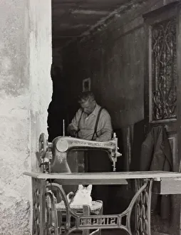 Tailor Workshop Drucke: Workshop of a tailor. Singer sewing machine in the foreground