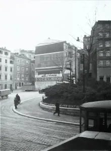 Italian Urban Landscape Drucke: A piazza in Trieste