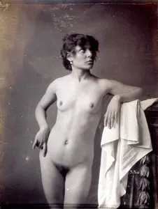 Porträtfotografie Drucke: Young model shown nude studio