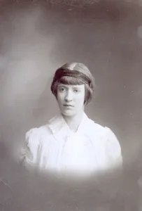 Young Female Portrait Drucke: Young woman's half-face