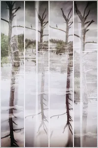 Künstlerische Sicht eines baumlosen Baumes in Abschnitten, der über Wasser reflektiert