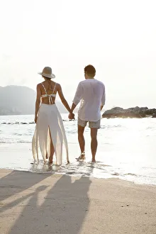 Couple Walking On Beach Drucke: Couple walking along beach