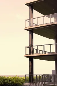 American Beach Scene Drucke: Modern building in front of ocean
