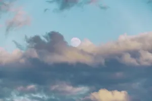 Cloudy Daytime Scene Drucke: Moon surrounded by clouds