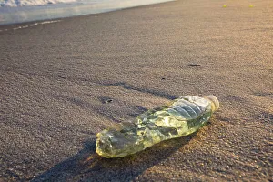 Kunststoffflasche auf einer Strandseite