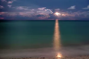 Stiller Strand unter Vollmond