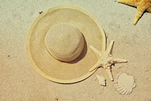 Beach Scene Drucke: Seashells, Starfish, and hat arranged on beach