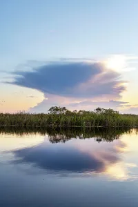 Unergewöhnliche Wolkenbildung platzt über nassen Gebieten