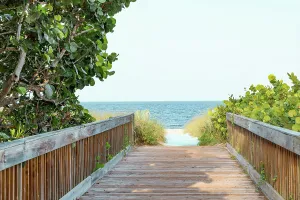 Daytime Ocean Views Drucke: Walkway heading towards the ocean