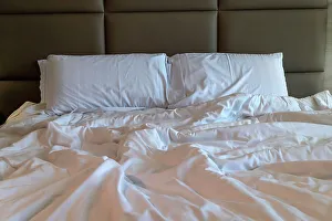 Cozy Hotel Room Drucke: Wrinkled bed