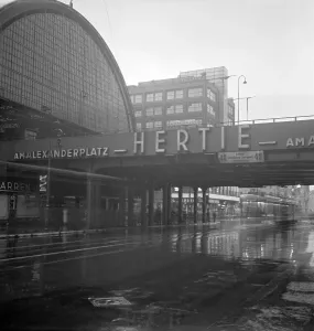Bahnhofsvorplatz der Berliner Hauptbahnhof am Alexanderplatz in Berlin, Deutschland 1940