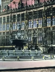 Der Karlsbrunnen auf dem Aachener Marktplatz vor dem Rathaus, 1920er Jahre.