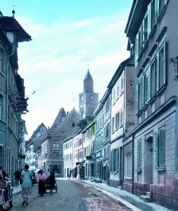 Blick auf eine kleine Straße in Überlingen am Bodensee.