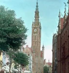 Das Rathaus von Danzig mit der Langgasse und dem Stockturm.