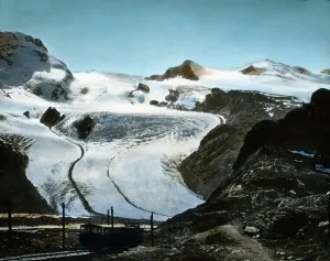 Die Gornergratbahn fährt ihre Strecke über den Theodulpass, Schweiz 1930er Jahre.
