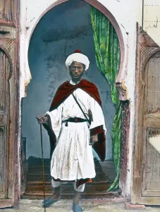 Ein Maure aus Marokko posiert für den Fotografen in Nordafrika, Maghreb, 1910er oder 1920er Jahre.