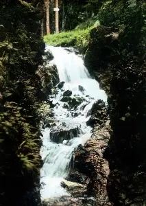 Wasserfall im Dietharzer Grund in Thüringen, 1920er Jahre.
