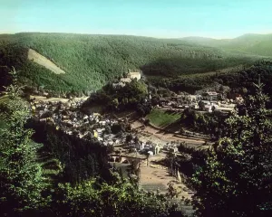 Thüringen ist ein Bundesland im Nordosten Deutschlands, das an die Länder Bayern und Sachsen grenzt. Es hat eine Fläche von etwa 14900 Quadratkilometern und beheimatet rund 4 Millionen Einwohner. Die Hauptstadt Thüringens ist Erfurt, gefolgt von Weimar und Jena