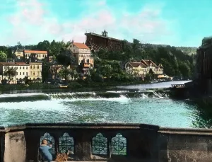 Stauwehr der Saale mit Gradierwerk im Hintergrund in Bad Kösen, Thüringen 1920er Jahre.