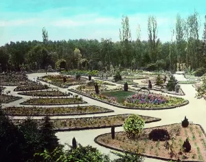 Im Rosarium in Sangerhausen, Thüringen, 1920er Jahre