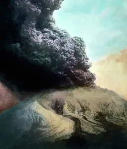Lava fließt aus einem Vulkan während eines Ausbruchs.