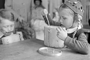 Ein Junge und ein Mädchen bei der Speisung durch die Canadian Lutheran World Relief in einer karitativen Einrichtung in Frankfurt an der Oder, Deutschland 1948.