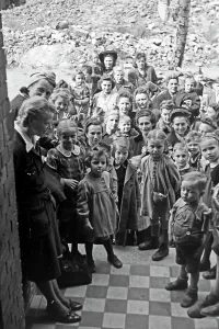 Frankfurt an der Oder nach dem Zweiten Weltkrieg: Alte und Kinder in einer karitativen Einrichtung.
