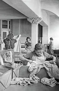 Mädchen in der Wäscherei eines Kinderheims in Frankfurt an der Oder, 1948
