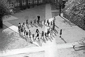 Kinder in einem Kinderheim tanzen mit Krankenschwestern einen Ringeltanz in Frankfurt an der Oder, Deutschland 1948.