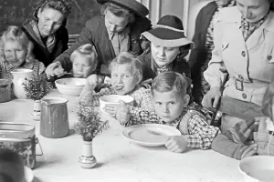 Kinder in Frankfurt an der Oder 1948 erhalten Nahrung durch die Canadian Lutheran World Relief